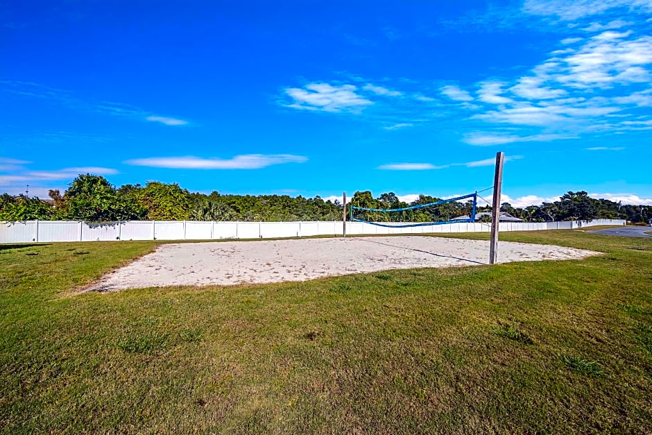 Travelodge by Wyndham Panama City Beach / Beachfront