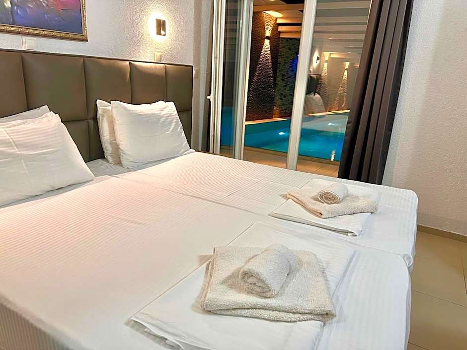 Foto 1 di 4 di Superior 1 Double Bed or 2 Beds, Pool View