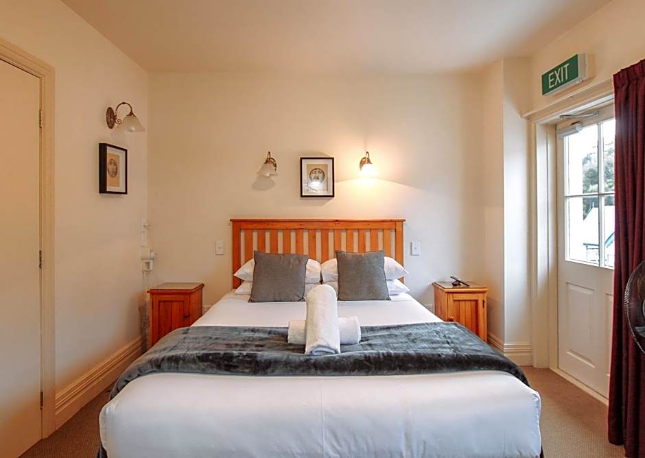 The Grand Hotel & Bar - Akaroa