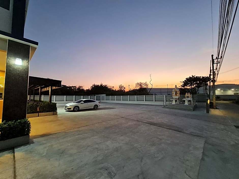 The charlotte smart hotel lopburi