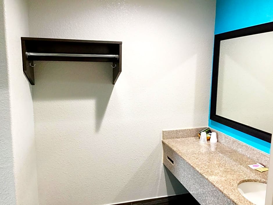 Americas Best Value Inn & Suites Mont Belvieu Houston