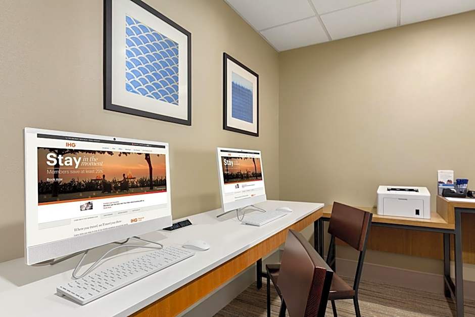 Holiday Inn Express Hotel & Suites Shawnee I-40 By IHG