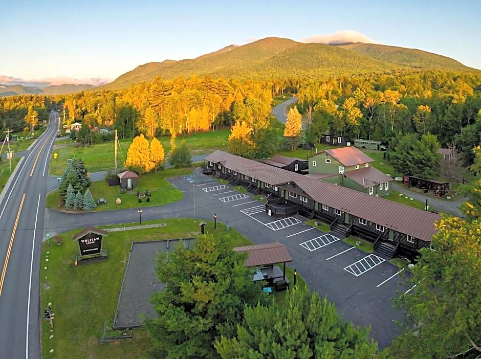 Wolfjaw Lodge
