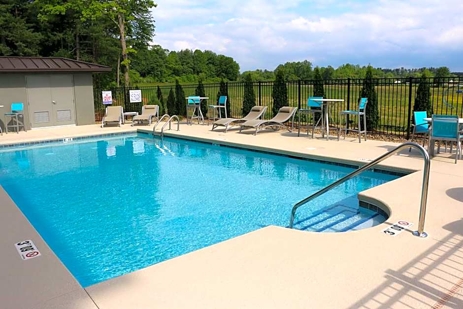 Holiday Inn Express & Suites Hendersonville SE - Flat Rock By IHG