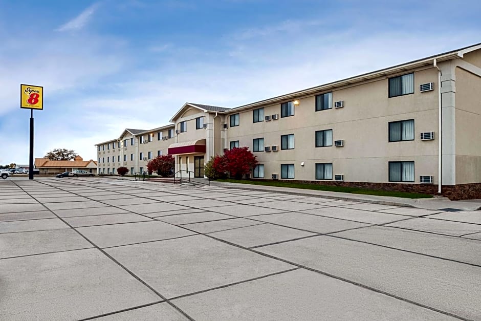 Super 8 by Wyndham Lincoln North