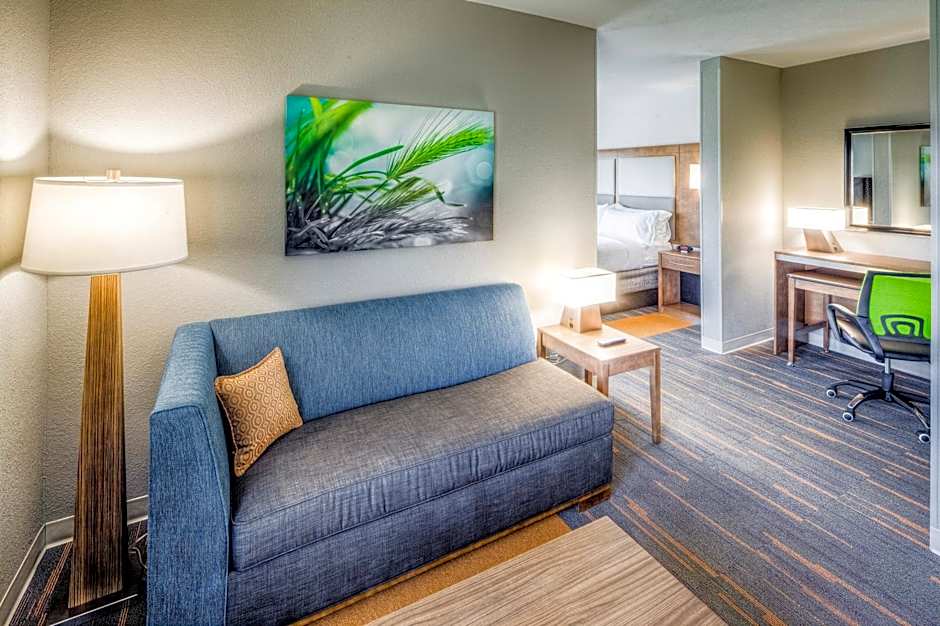 Holiday Inn Express & Suites Cleveland/Westlake By IHG