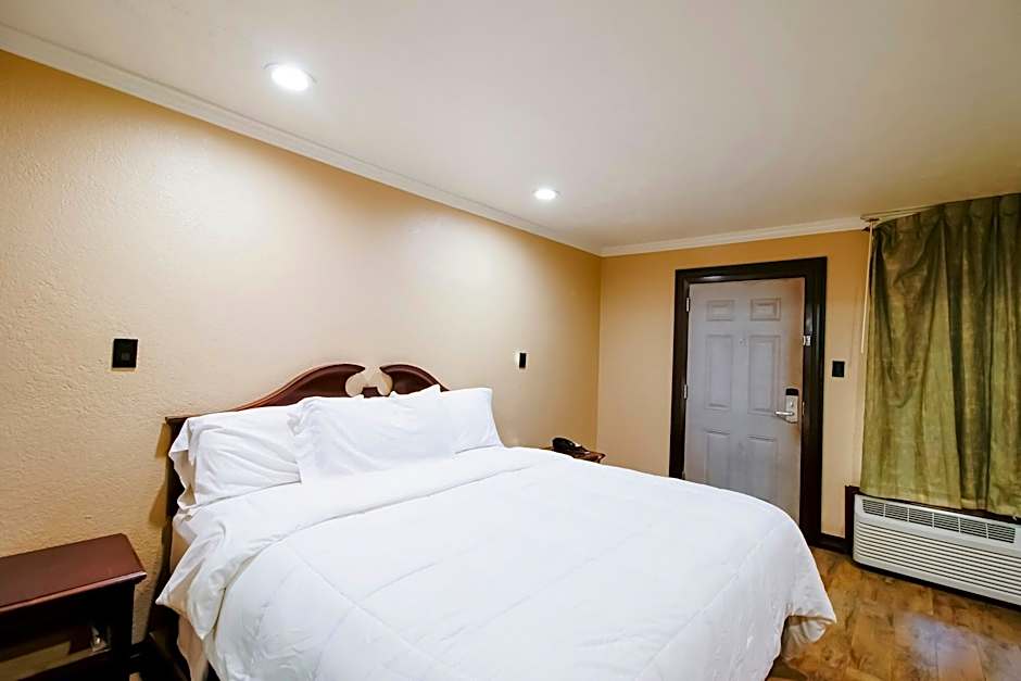 OYO Pinewood Inn & Suites Silsbee