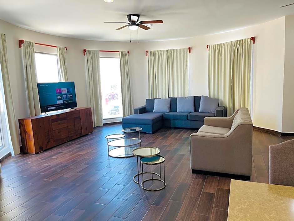 La Lola Hotel & Suites