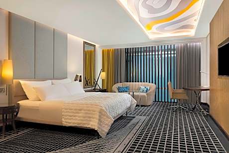 Club lounge access, Larger Guest room, 1 King