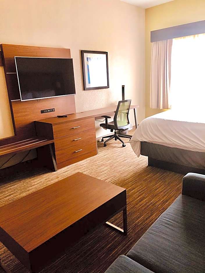 Holiday Inn Express and Suites Cedar Falls Waterloo By IHG