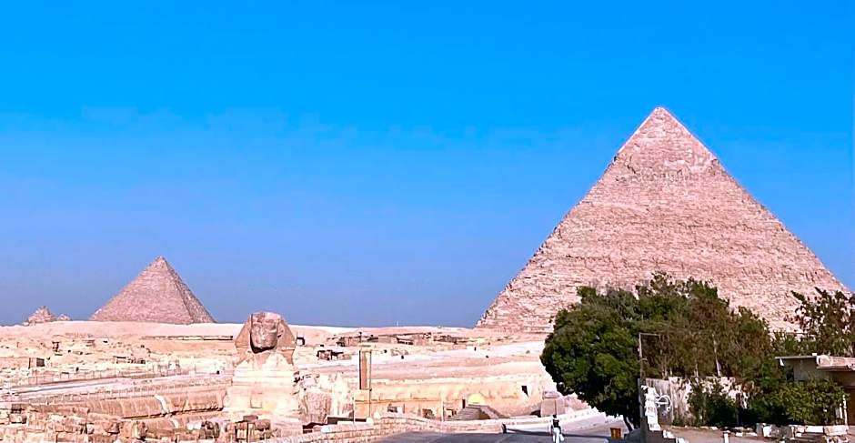 The Gate Hotel Front Pyramids & Sphinx View