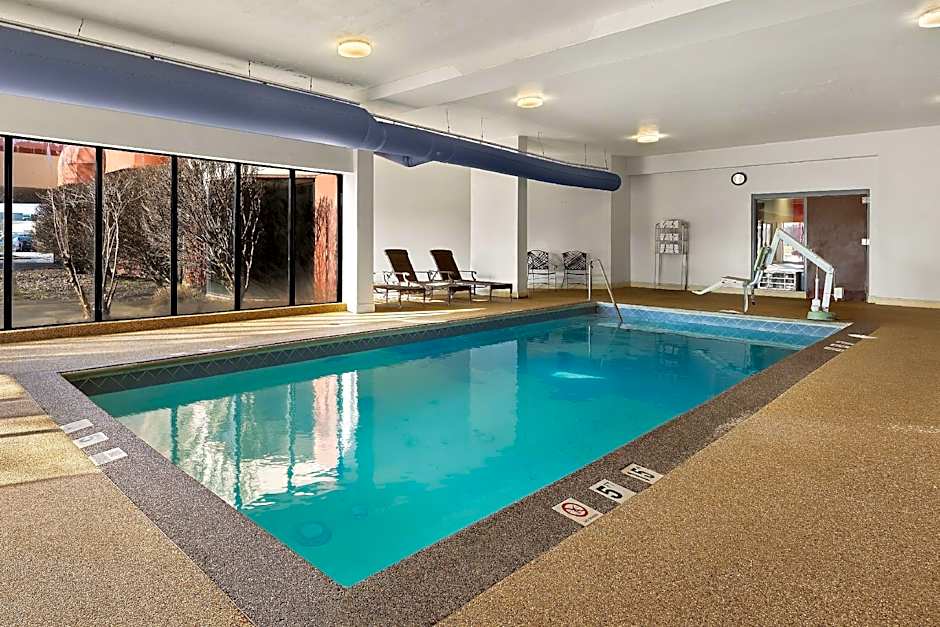 Hotel RL Cleveland Airport West