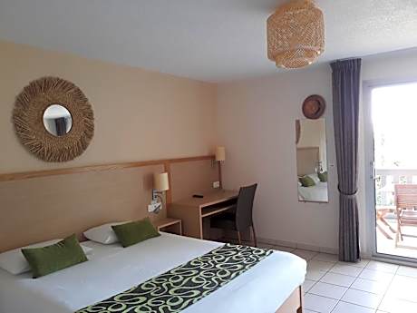 Family Suite (2 Adults + 2 Children)