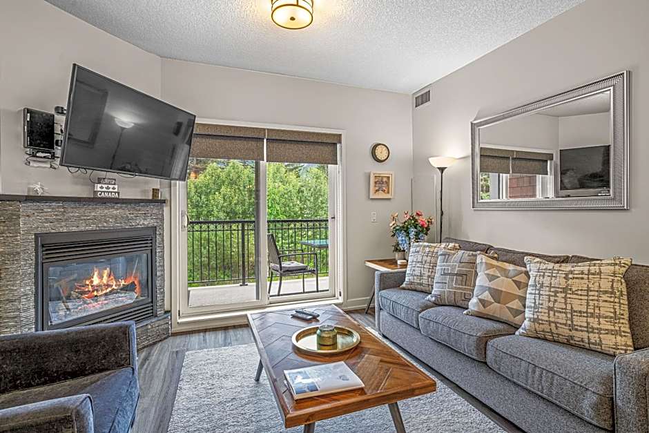 Outstanding Mountain Condo WATERSLIDE and HOT TUB managed by Little Sister Getaways