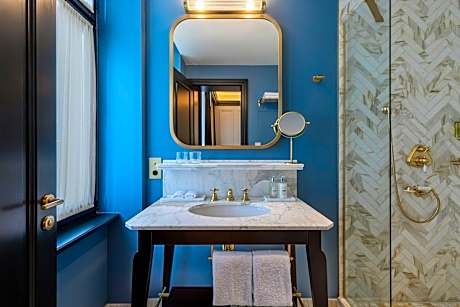 One-Bedroom Junior King Suite