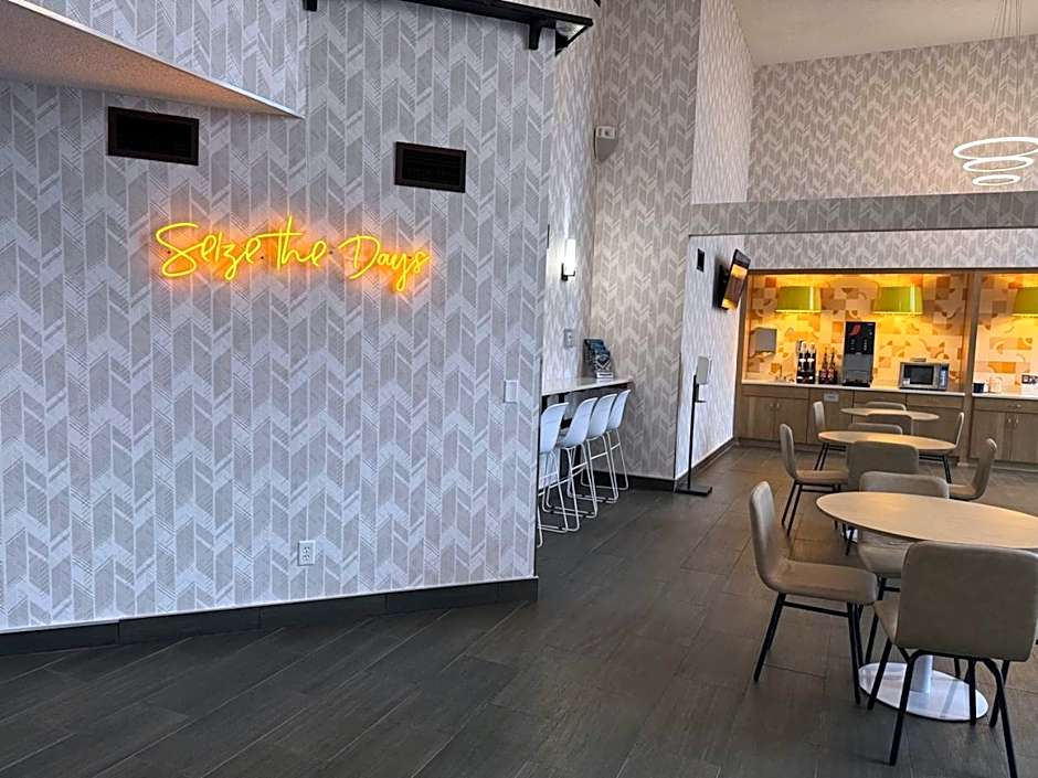 Days Inn & Suites by Wyndham Wausau