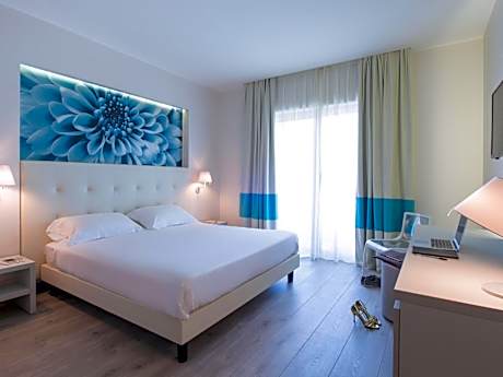 Deluxe Room, Park And Pool View