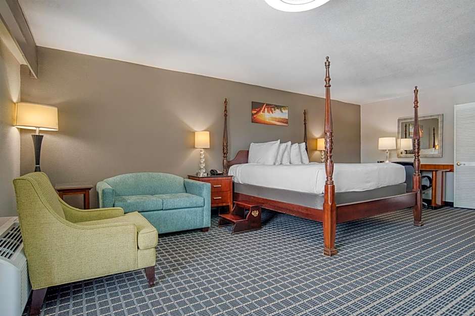 Photo 1 of 5 of 1 King Bed Suite, Pool View, Balcony