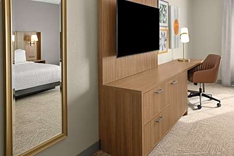 King Room - Mobility Access/Roll in Shower - Non-Smoking