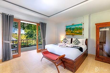 Deluxe Double Room with Side Sea View