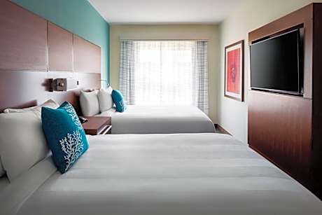 One-Bedroom Queen Suite with Two Queen Beds, Sofa Bed and Roll-In Shower - Mobility and Hearing Accessible