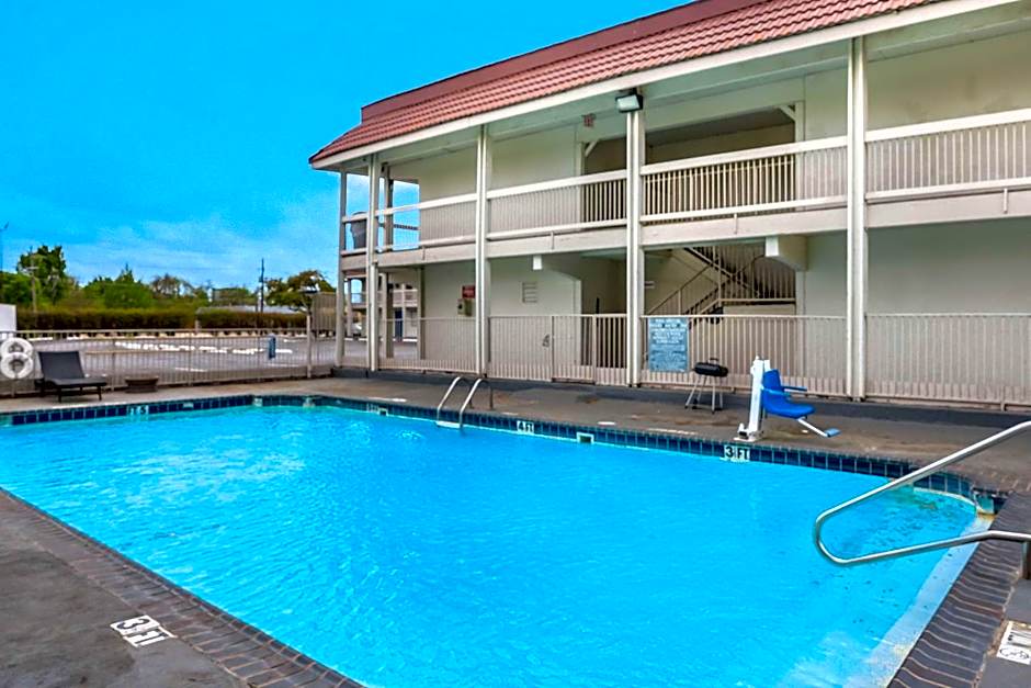 Motel 6 Dallas Market Center