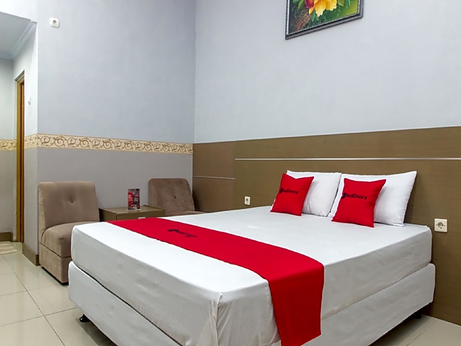 RedDoorz near Goa Panggung