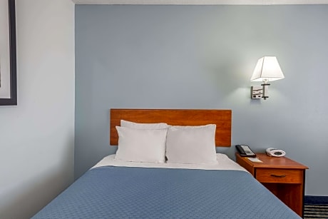 1 Queen Bed Mobility Accessible Room Non-Smoking