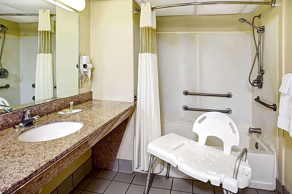 Super 8 by Wyndham Walterboro