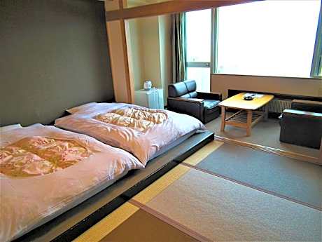 Japanese-Style Twin Room with Shared Bathroom and Lake View - Smoking