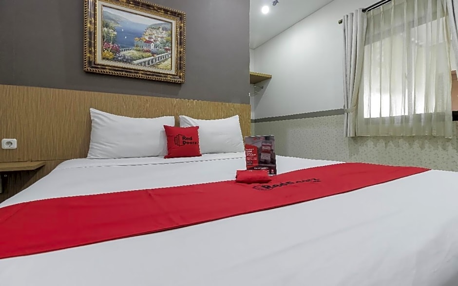 RedDoorz Plus @ Tuparev Cirebon