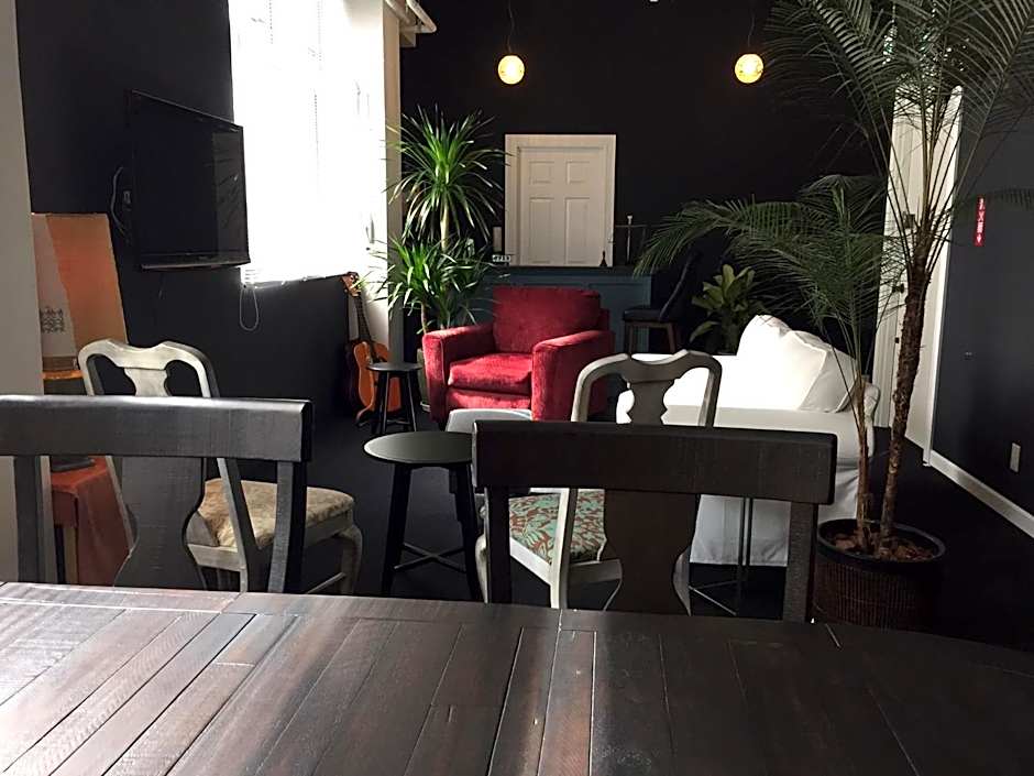 The LANAI HOSTEL