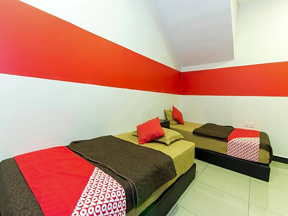 OYO 439 Night Queen Hotel