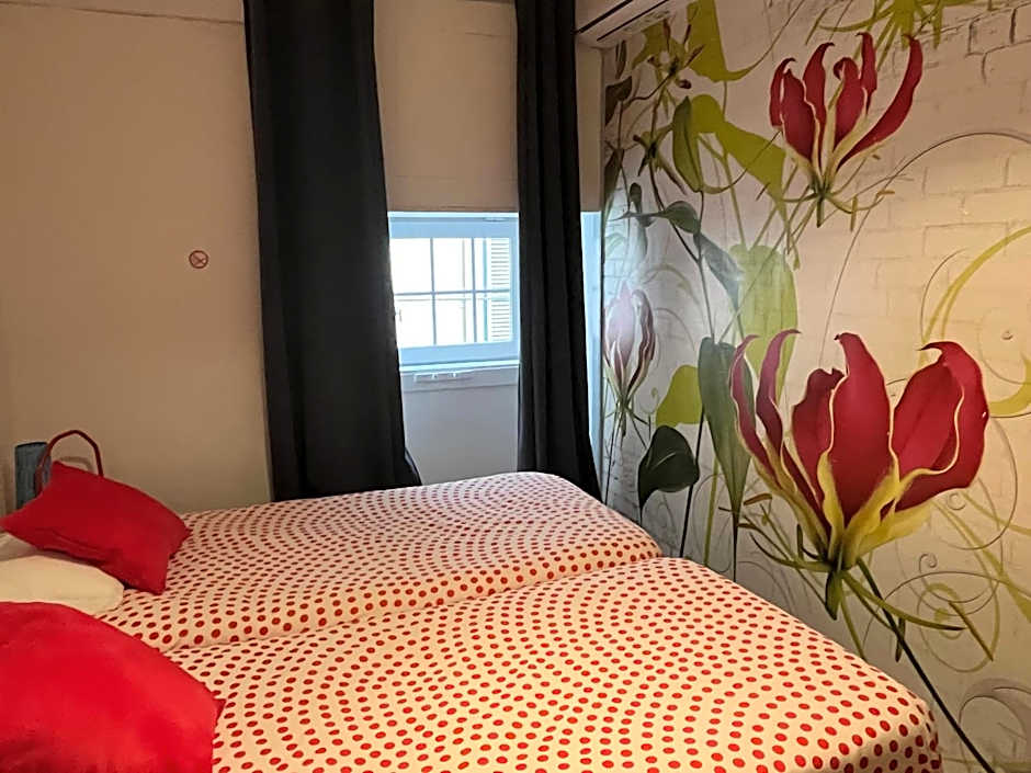 Alface Hall Hostel & Bar