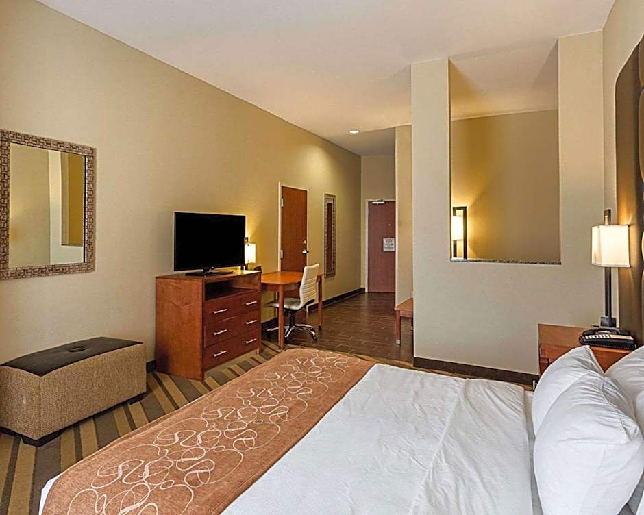Comfort Suites near Tanger Outlet Mall