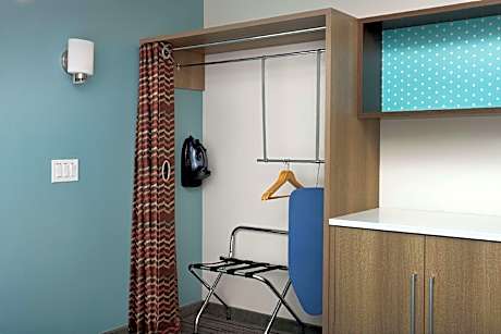 1 King Accessible Roll in Shower Studio Nosmok