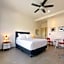 Commercial Zone Studios, Pool, BBQ and Beach 7 Blocks