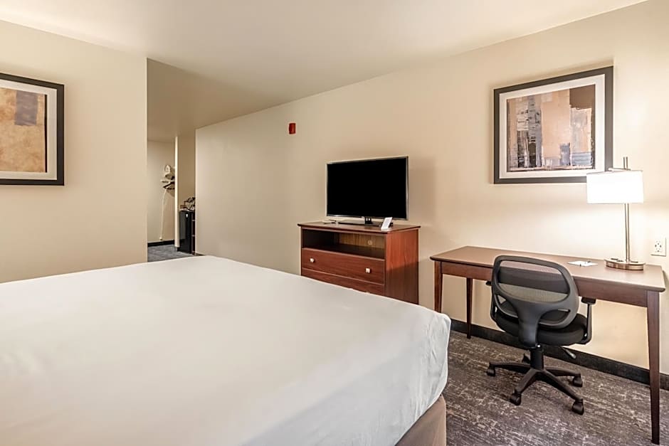 Cobblestone Hotel & Suites - Newport