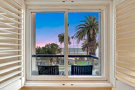 Deluxe King Room with Ocean View