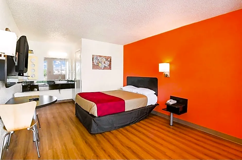 OYO Hotel Mobile, AL I-65 at Airport Blvd