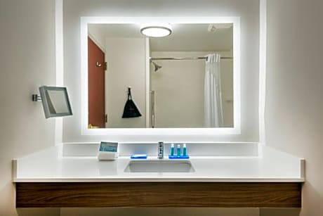 2 Double Beds Suite Comm Accessible Tub