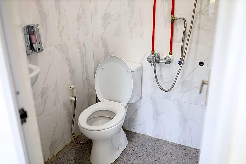 Urbanview Hotel Eropa Maros near Sultan Hasanuddin Airport by RedDoorz