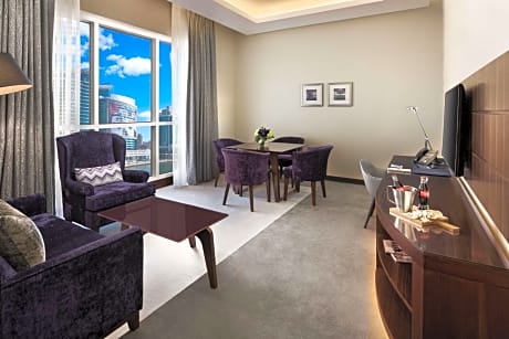 Suite with Lounge Access