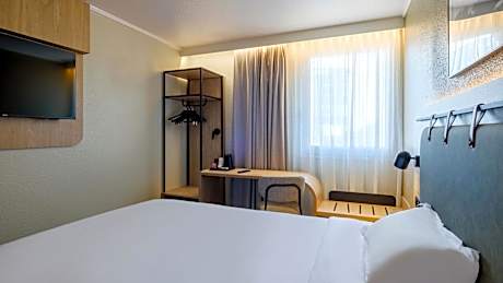 Standard Room - 1 Queen Bed