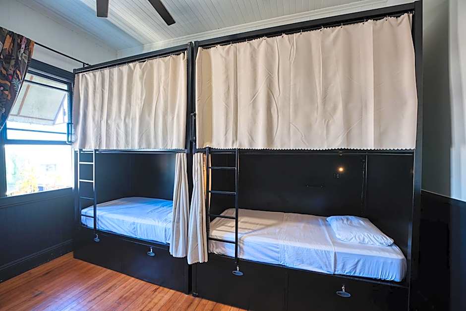 Howzit Hostels Hawaii