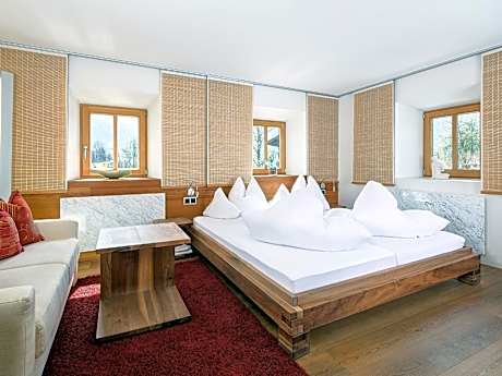 Deluxe Double Room (2 Adults + 1 Child)