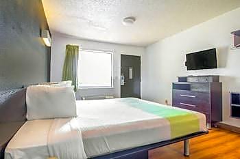 King Bed with Kitchenette Non-Smoking