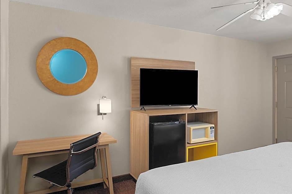 Days Inn by Wyndham Pratt