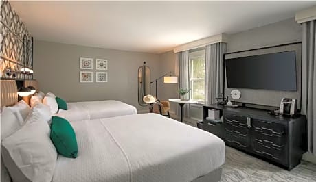 2 QUEEN BEDS