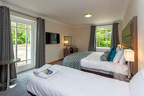 Family Room (2 Adults + 1 Child)